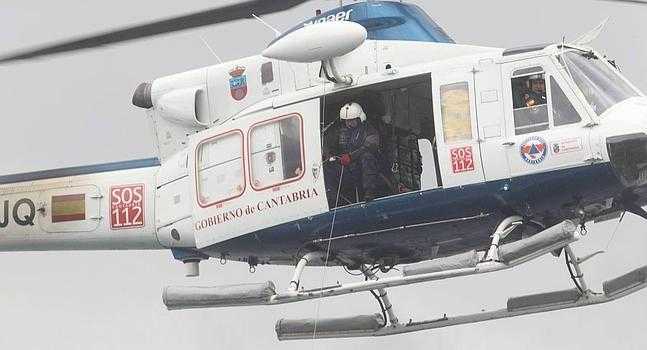 Vídeo conmemorativo del 25 aniversario de la puesta en marcha del Servicio de Rescate y Emergencias con helicóptero del Gobierno de Cantabria. Realización / Imagen: Carlos Díaz Jubete. Guión: Juan Herrería. La tripulación que forma la Base, 25 años después y por orden de antigüedad son: • Miguel Gómez (Rescatador) Gobierno de Cantabria • Juan Carlos Ibrain (Responsable de Base) Inaer • Francisco Gutiérrez (Piloto) Inaer • Javier Allende (Rescatador) Gobierno de Cantabria • José Antonio Gualda (Mecánico Gruista) Inaer • Manuel Herrerías (Mecánico Gruista) Inaer • Javier Odriozola (Rescatador) Gobierno de Cantabria • Arsenio Crespo (Piloto) Inaer • Javier Gómez (Rescatador) Gobierno de Cantabria • Pedro Miguel Zubizarreta (Piloto) Inaer • Alvaro Cúbeles (Piloto) Inaer. El equipo médico actual aportado por la empresa MEDAS, contratada por el Gobierno está formado por: - Irena Tkatchuk - Luis Campos - Manuel González - Fernando Silva - Oleg Pobutsky - Veaceslav Griza - Juan Urosa - Isabel Incera - J.M. González Música: Audio Network. Una producción de Trevol Audiovisual, para la Consejería de Presidencia del Gobierno de Cantabria. Vídeo conmemorativo del 25 aniversario de la puesta en marcha del Servicio de Rescate y Emergencias con helicóptero del Gobierno de Cantabria. Realización / Imagen: Carlos Díaz Jubete. Guión: Juan Herrería. La tripulación que forma la Base, 25 años después y por orden de antigüedad son: • Miguel Gómez (Rescatador) Gobierno de Cantabria • Juan Carlos Ibrain (Responsable de Base) Inaer • Francisco Gutiérrez (Piloto) Inaer • Javier Allende (Rescatador) Gobierno de Cantabria • José Antonio Gualda (Mecánico Gruista) Inaer • Manuel Herrerías (Mecánico Gruista) Inaer • Javier Odriozola (Rescatador) Gobierno de Cantabria • Arsenio Crespo (Piloto) Inaer • Javier Gómez (Rescatador) Gobierno de Cantabria • Pedro Miguel Zubizarreta (Piloto) Inaer • Alvaro Cúbeles (Piloto) Inaer. El equipo médico actual aportado por la empresa MEDAS, contratada por el Gobierno está formado por: - Irena Tkatchuk - Luis Campos - Manuel González - Fernando Silva - Oleg Pobutsky - Veaceslav Griza - Juan Urosa - Isabel Incera - J.M. González Música: Audio Network. Una producción de Trevol Audiovisual, para la Consejería de Presidencia del Gobierno de Cantabria.