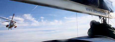 Operación de auxilio en la ría de Ares. Arriba, a la izquierda, un rescatador se descuelga para nadar hasta el «Oreus». Allí (derecha) espera por su compañero, que hará de víctima. Una vez en el barco, el rescatador lo engancha a su arnés y ambos, desde el agua (abajo a la izquierda) son izados al «Helimer 210» (foto central). FOTOS JUAN OLIVER Operación de auxilio en la ría de Ares. Arriba, a la izquierda, un rescatador se descuelga para nadar hasta el «Oreus». Allí (derecha) espera por su compañero, que hará de víctima. Una vez en el barco, el rescatador lo engancha a su arnés y ambos, desde el agua (abajo a la izquierda) son izados al «Helimer 210» (foto central). FOTOS JUAN OLIVER